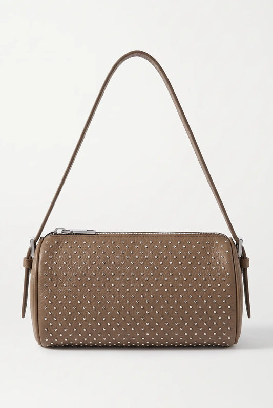 Bolso pequeño de mujer taupe de CHICA del Sur con tachuelas metálicas y asa larga.