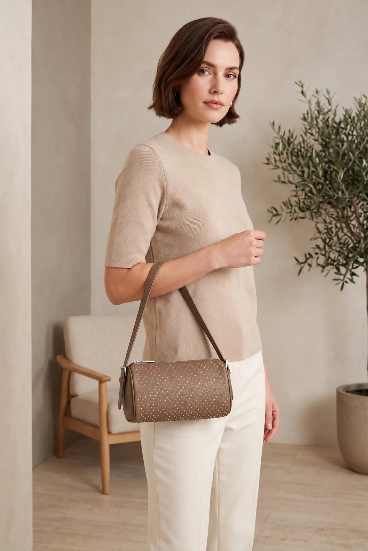 Mujer con bolso pequeño taupe con tachuelas metálicas de CHICA del Sur