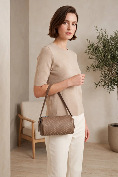 Mujer con bolso pequeño taupe con tachuelas metálicas de CHICA del Sur