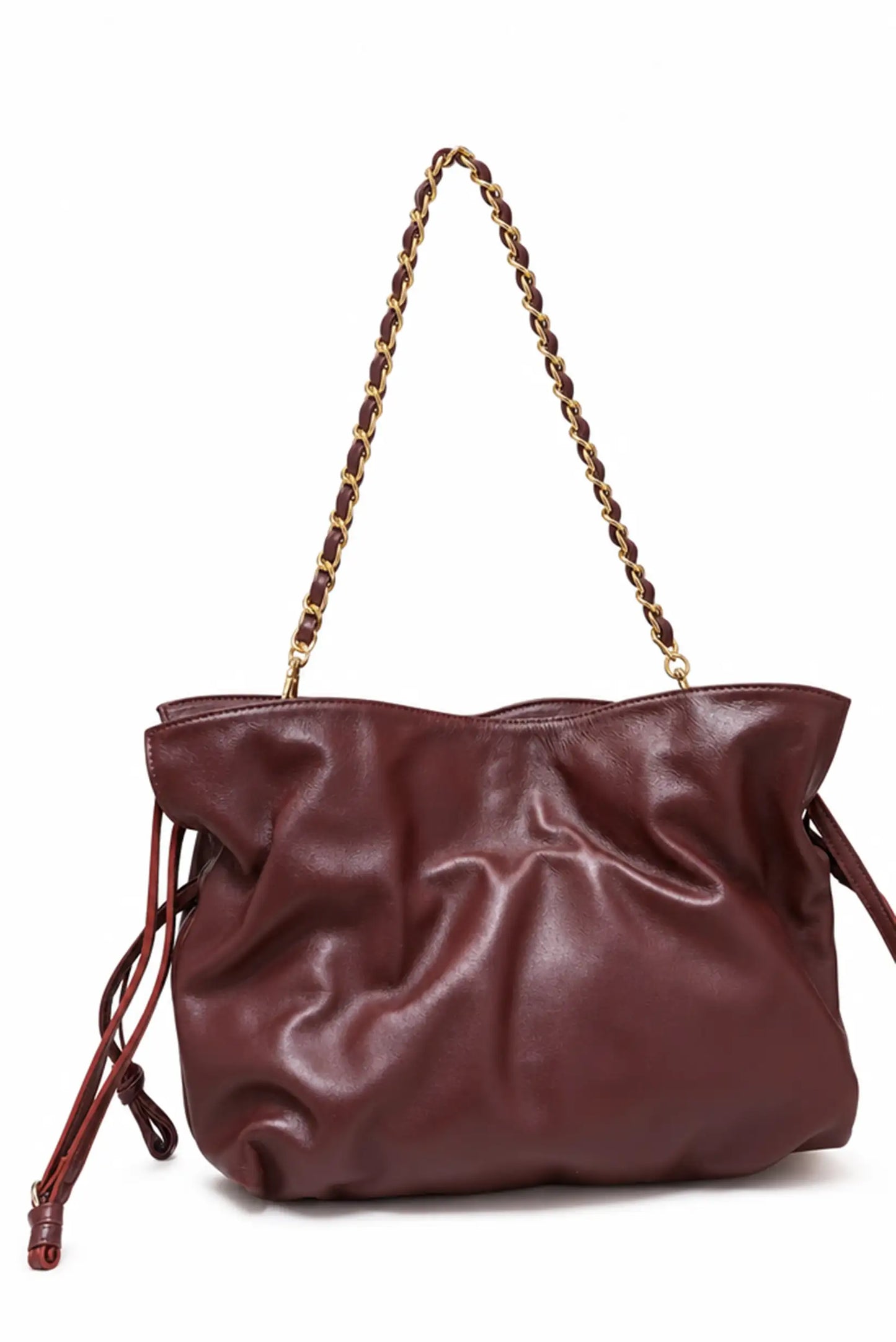 Bolso de hombro en cuero color granate con efecto fruncido y asa de cadena dorada