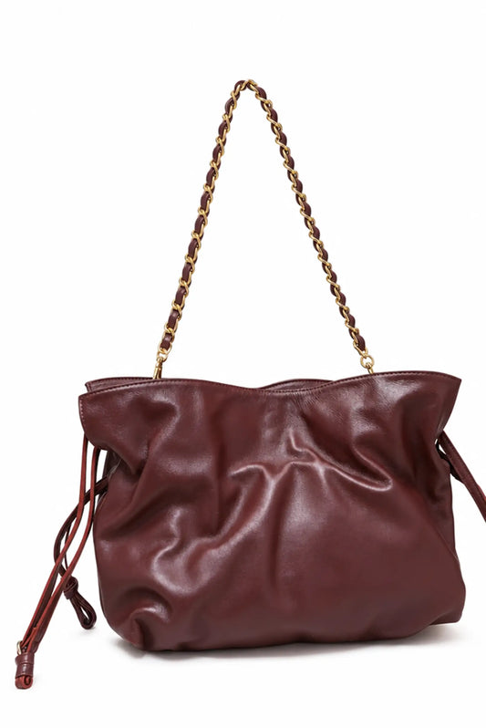 Bolso de hombro en cuero color granate con efecto fruncido y asa de cadena dorada