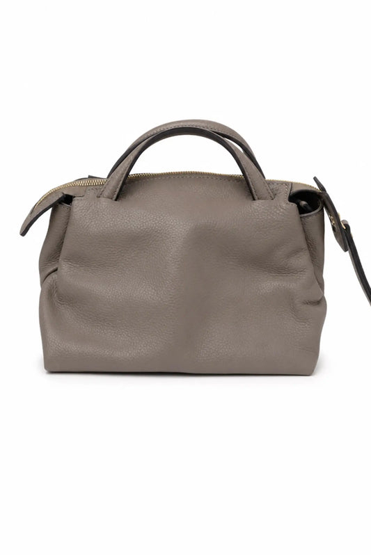 Bolso de mano de piel granulada en color gris topo con asas cortas