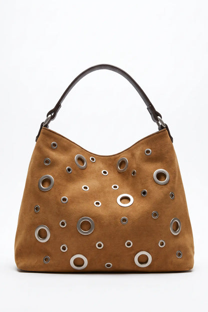 Bolso de mujer camel de CHICA del Sur con detalles metálicos circulares y asa marrón.