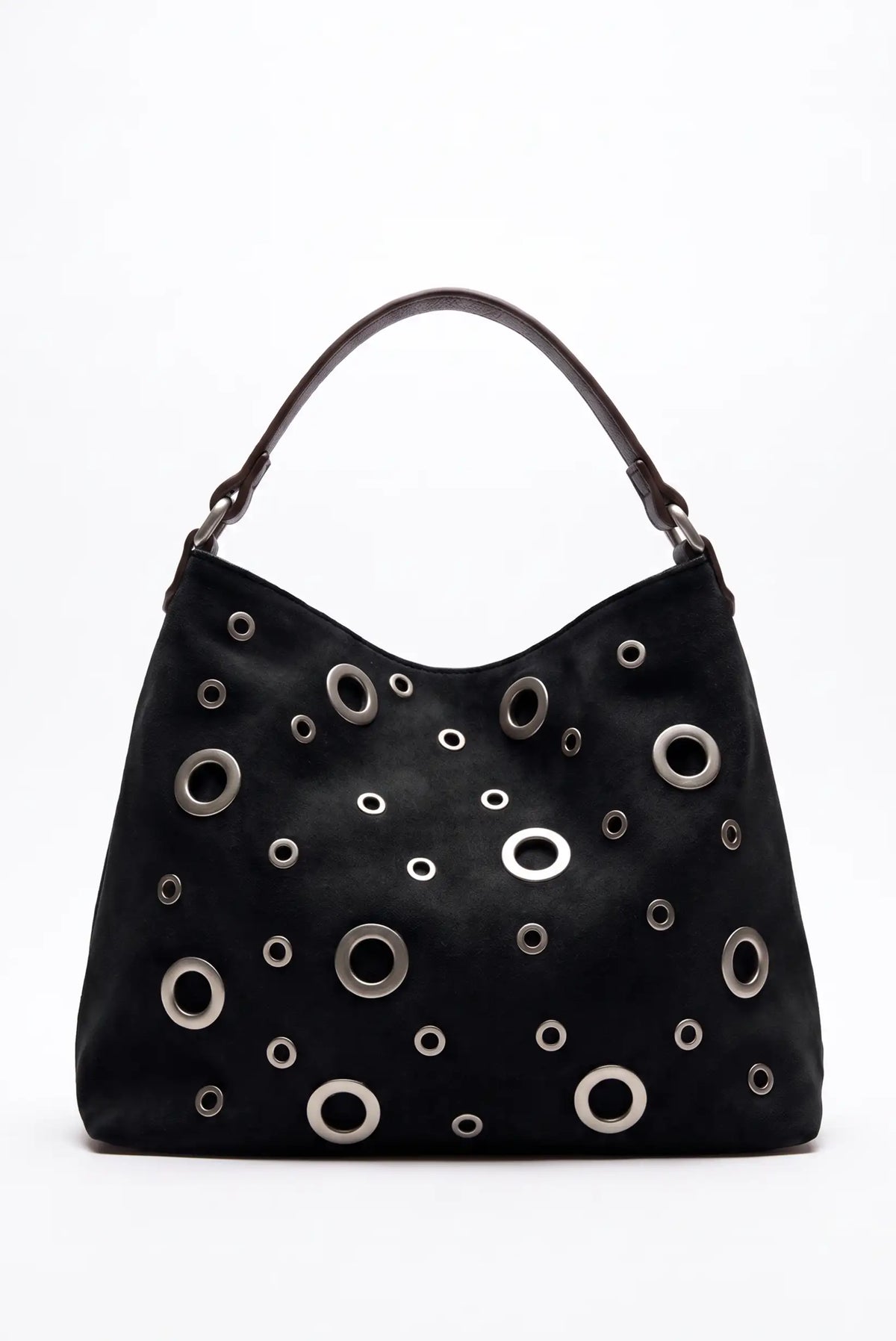 Bolso negro de mujer CHICA del Sur con detalles metálicos circulares y asa marrón.