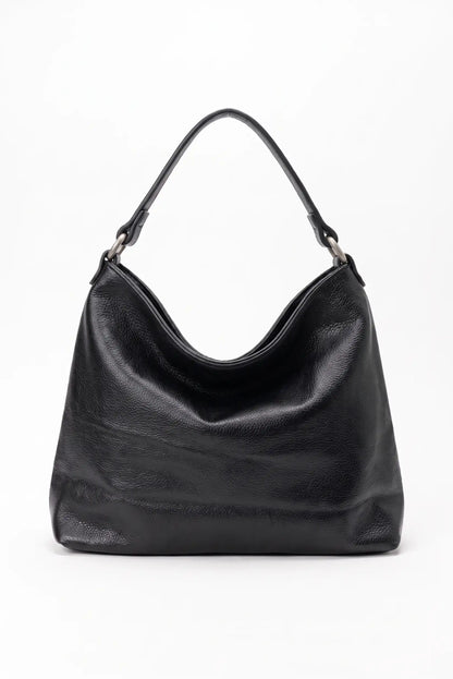 Bolso negro de mujer de piel con asa corta y detalles metálicos de CHICA del Sur