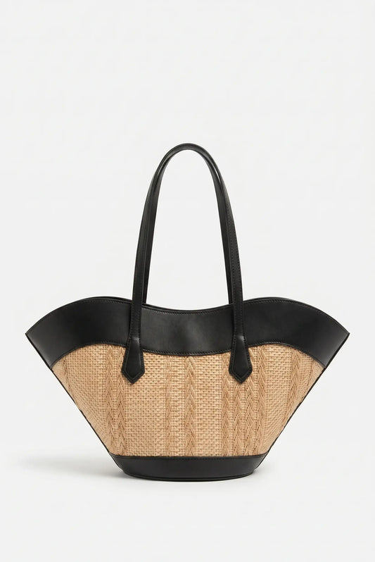 Bolso grande de rafia con asas y detalles en piel negra, estilo casual femenino.