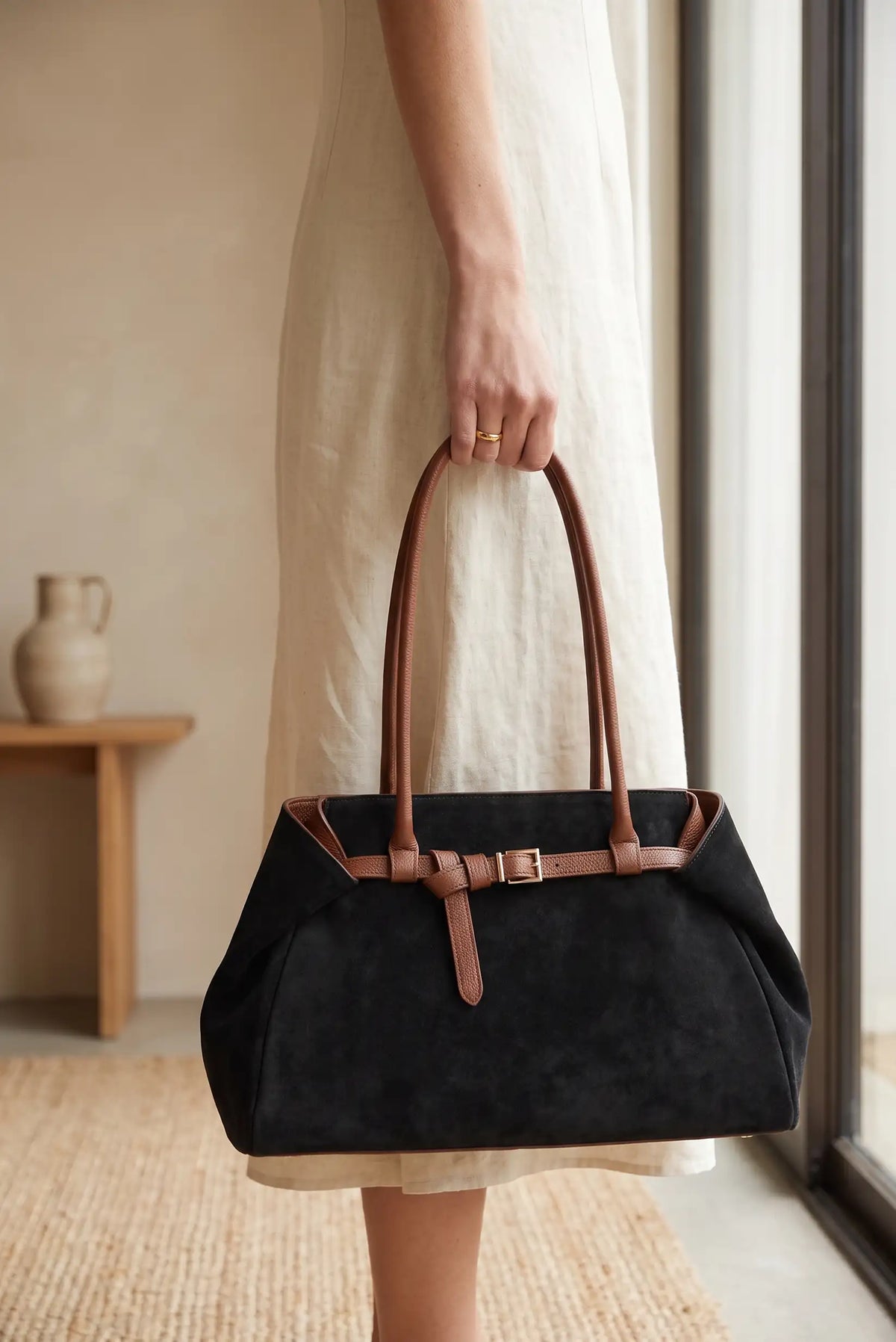 Bolso shopper de ante negro con detalles en piel marrón de CHICA del Sur