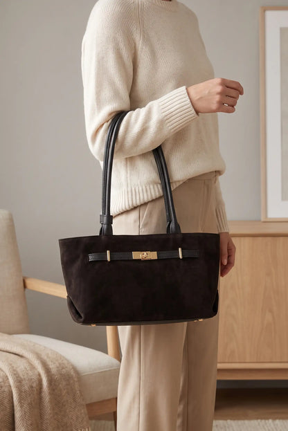 Bolso negro de mujer tipo ante con detalles dorados de CHICA del Sur