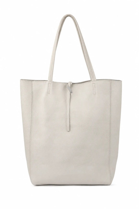 Bolso tote de piel en color blanco hueso con asas largas y diseño minimalista