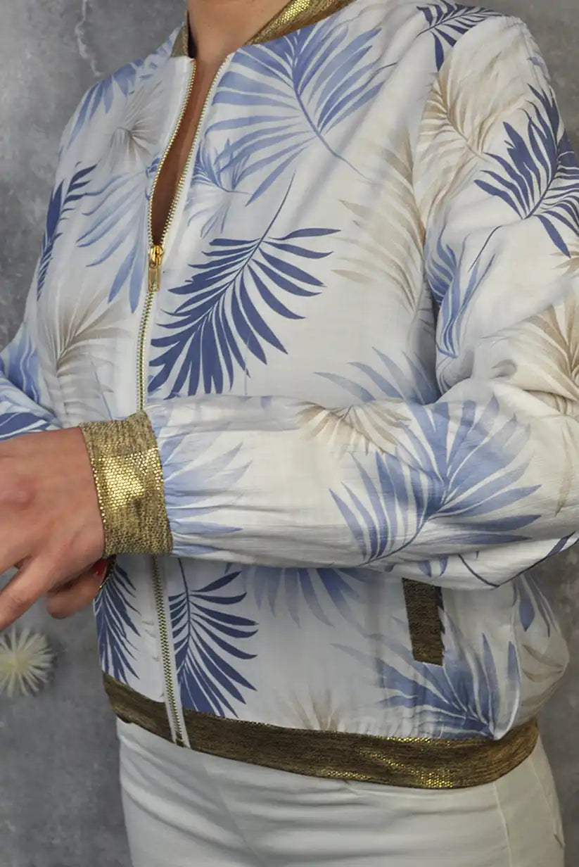 Blouson aviateur printanier à imprimé floral bleu et détails dorés – léger et élégant