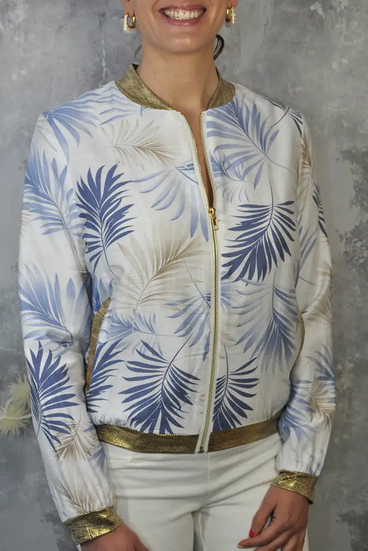 Chaqueta bomber primavera con estampado floral azul y detalles dorados – ligera y estilosa