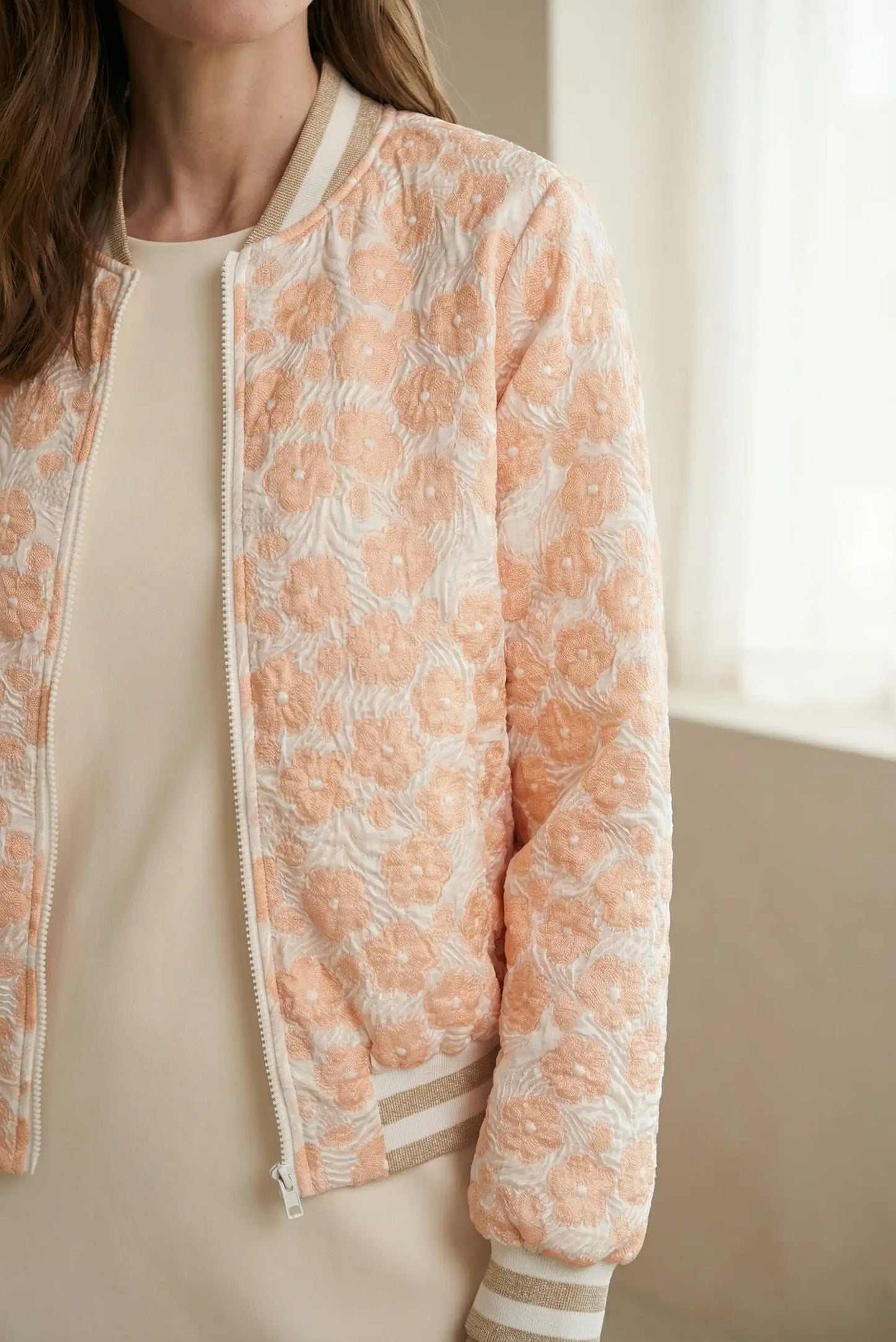 Cazadora bomber mujer primavera, bordada con flores color mandarina, estilo casual