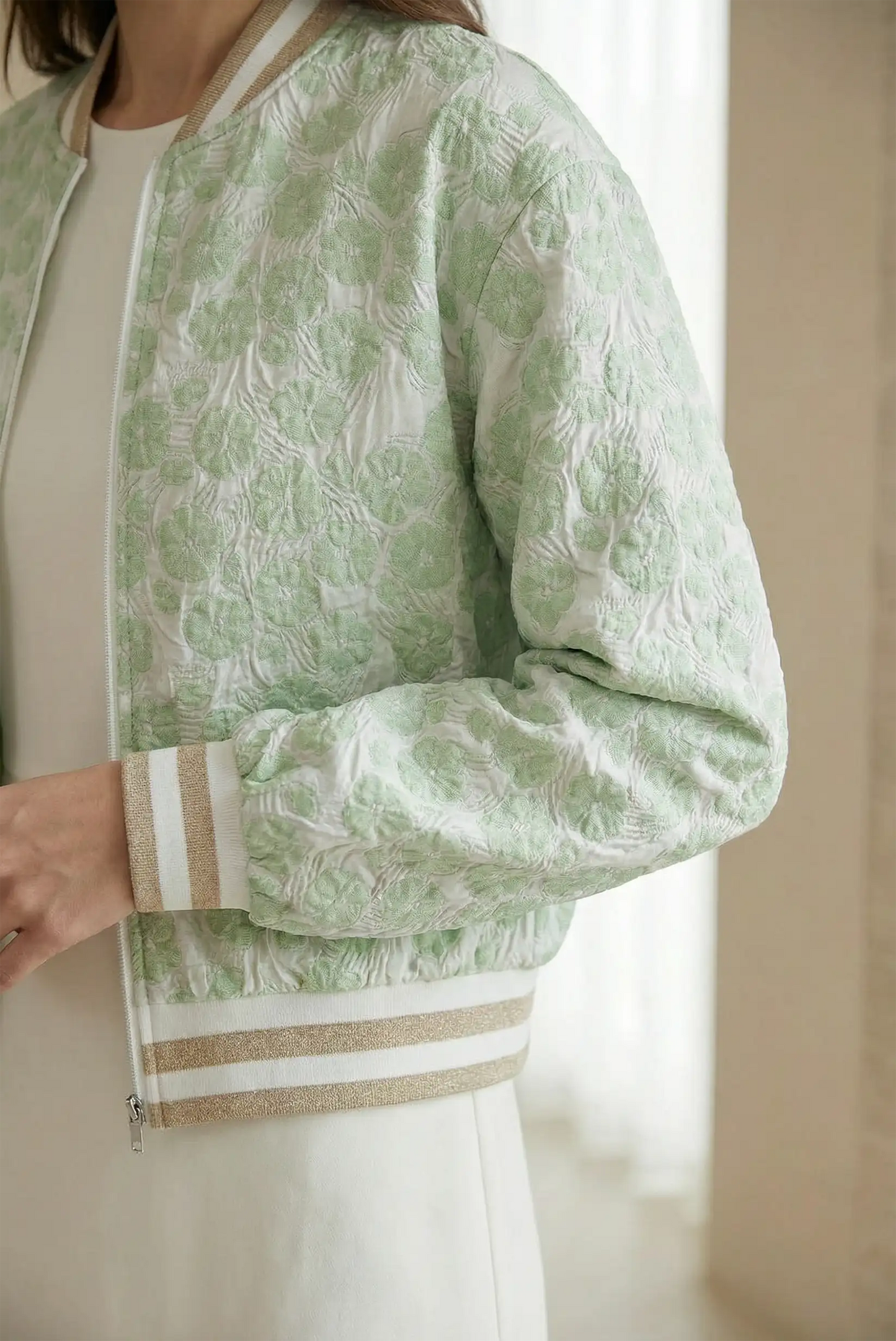 Chaqueta bomber mujer primavera verde claro con textura floral y puños elásticos a rayas