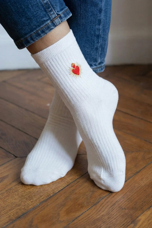 Calcetines blancos de mujer con bordado de corazón rojo, look casual y moderno.