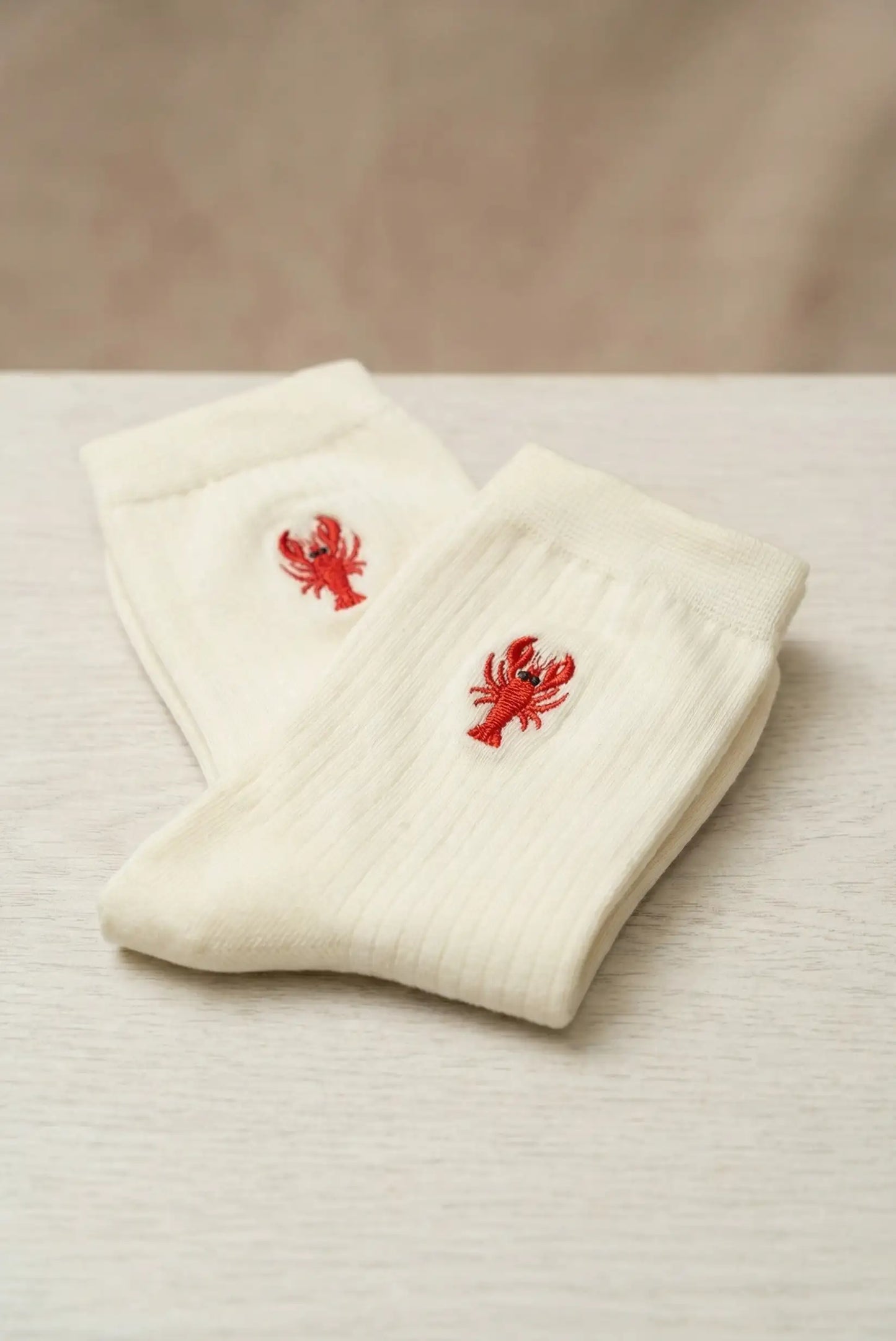 Calcetines blancos de mujer con bordado de langosta roja, estilo casual de primavera.