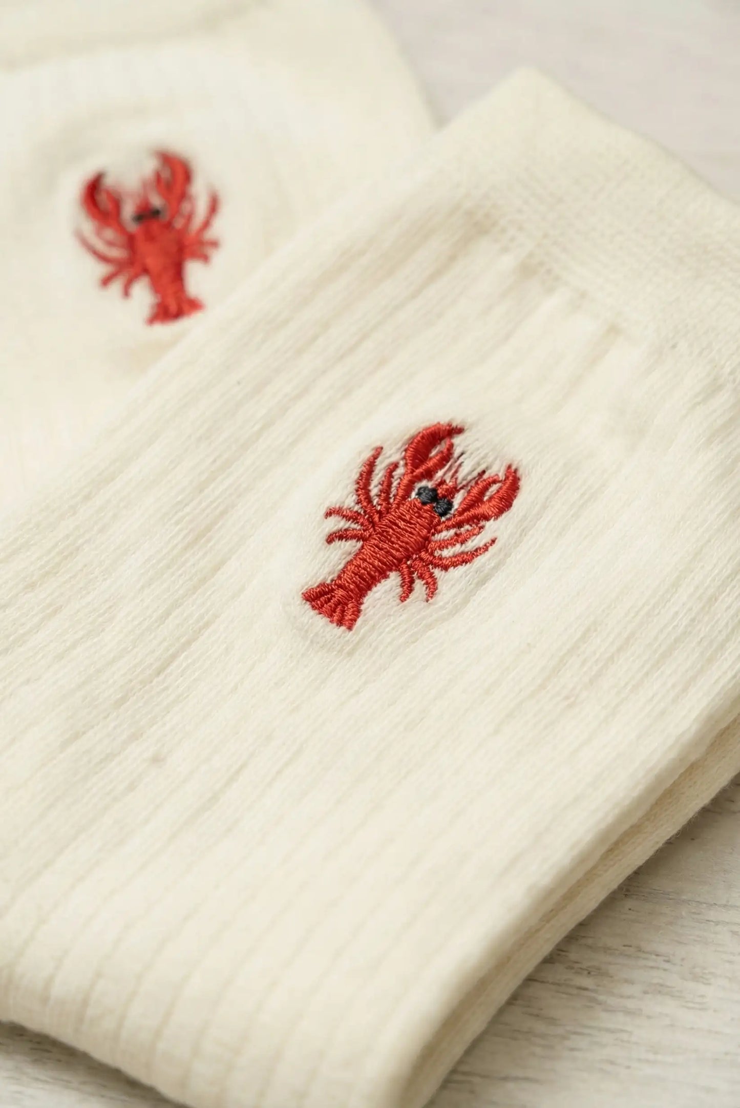 Calcetines de mujer blancos con bordado de langosta roja, moda casual femenina.