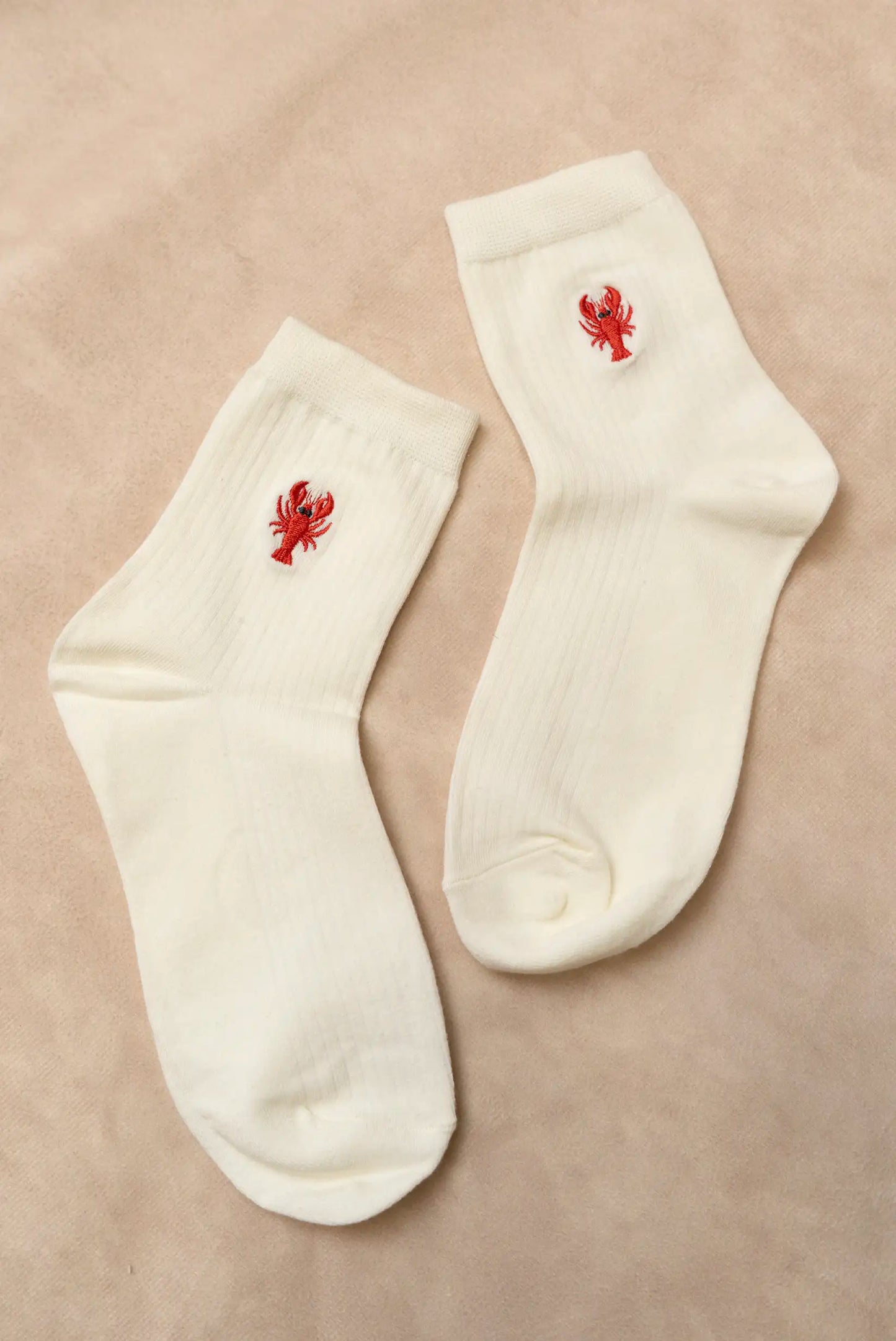 Calcetines blancos de mujer con bordado de langosta roja, moda casual de primavera.