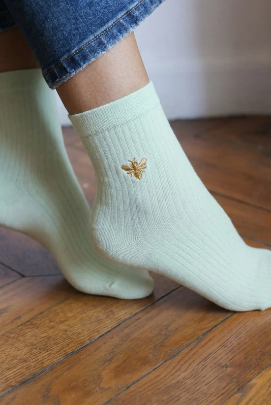 Calcetines verdes de mujer con detalle bordado de abeja dorada, estilo casual, moda primavera