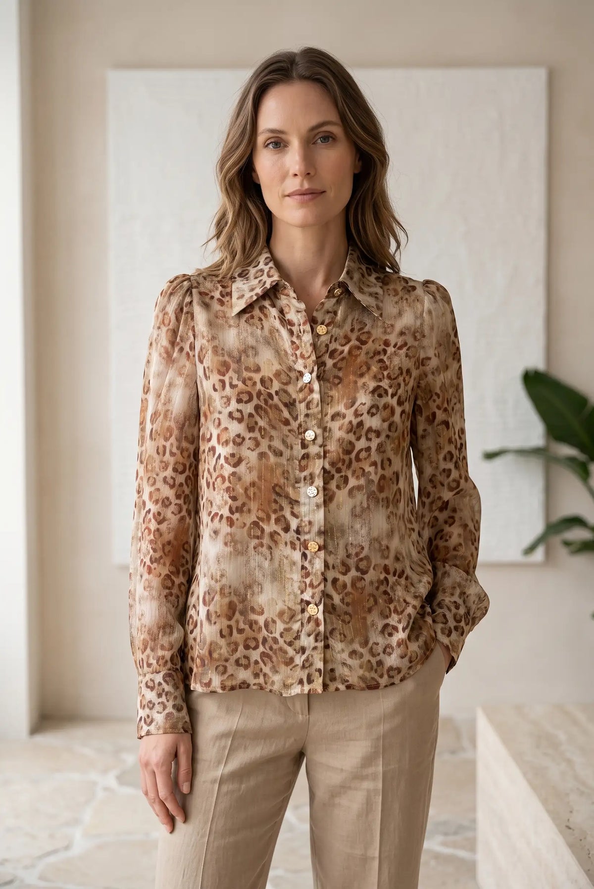 Mujer vistiendo camisa de animal print en beige y marrón con hilos dorados de CHICA del Sur.