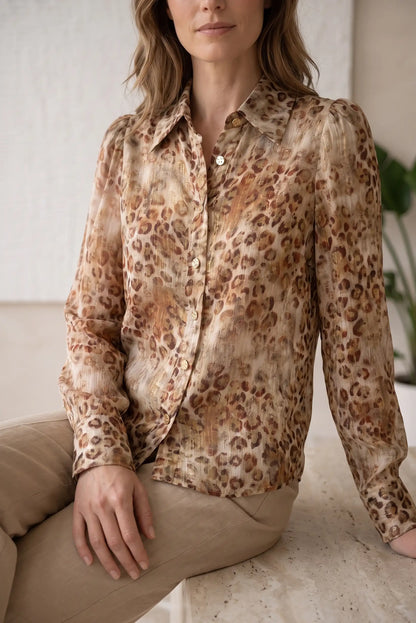Mujer vistiendo camisa de animal print beige y marrón con hilos dorados de CHICA del Sur