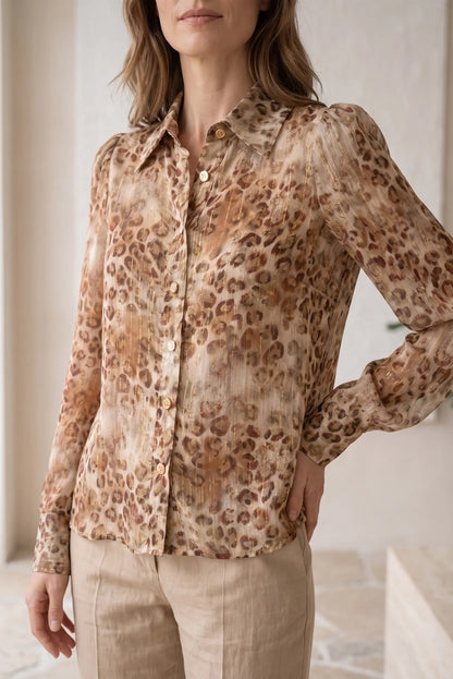 Mujer vistiendo camisa de CHICA del Sur con animal print en beige y marrón y hilos dorados