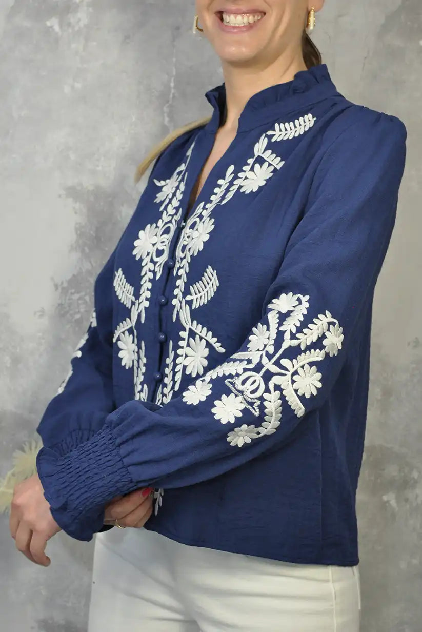 Camisa azul marino con bordados blancos y cuello mao - CHICA del Sur
