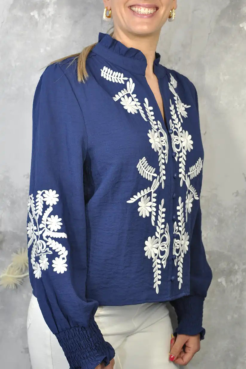 Camisa azul marino con bordados blancos y cuello mao - CHICA del Sur