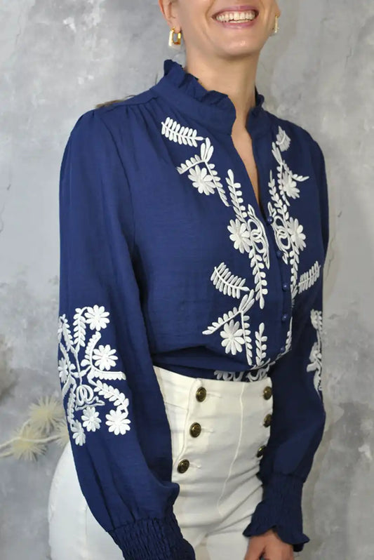Camisa azul marino con bordados blancos y cuello mao - CHICA del Sur