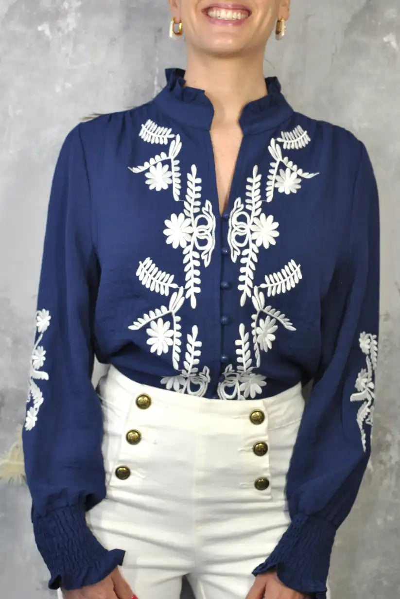 Camisa azul marino con bordados blancos y cuello mao - CHICA del Sur