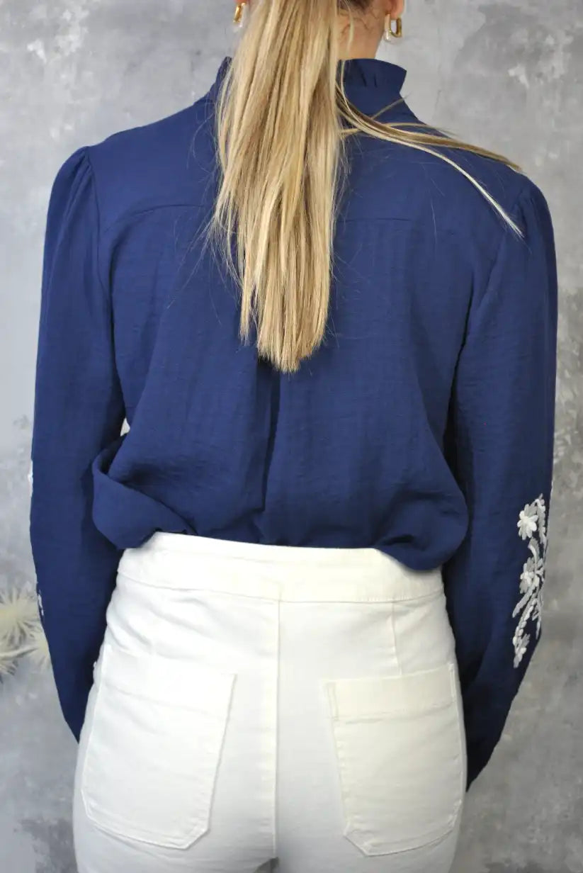 Camisa azul marino con bordados blancos y cuello mao - CHICA del Sur