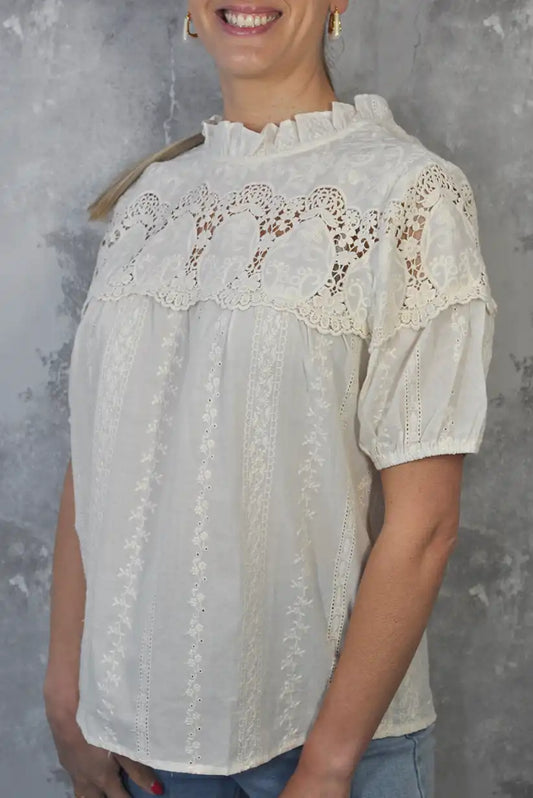 Camisa beige con bordados y manga corta – 100% algodón | Mujer primavera - CHICA del Sur