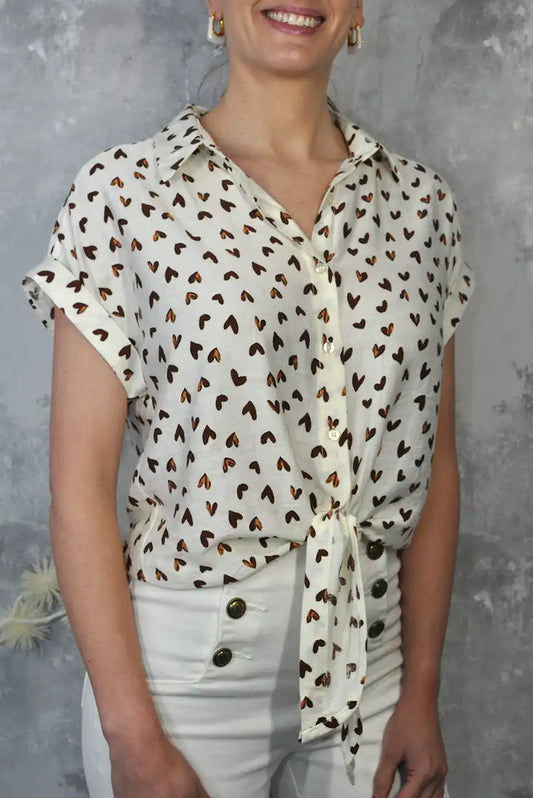 Camisa beige con corazones y nudo – manga corta y estilo primaveral - CHICA del Sur