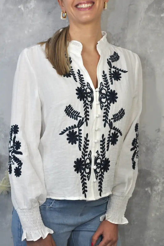 Camisa blanca con bordados azul marino y cuello mao - CHICA del Sur