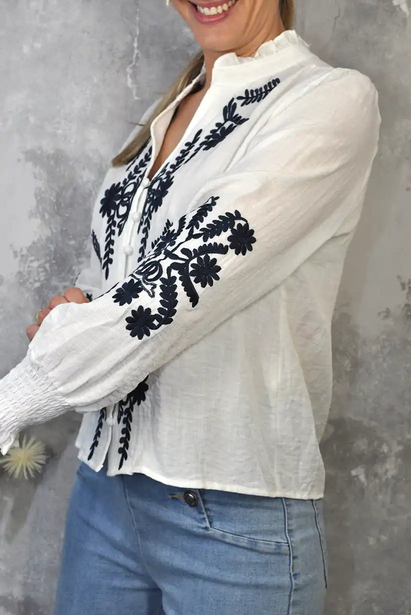 Camisa blanca con bordados azul marino y cuello mao - CHICA del Sur