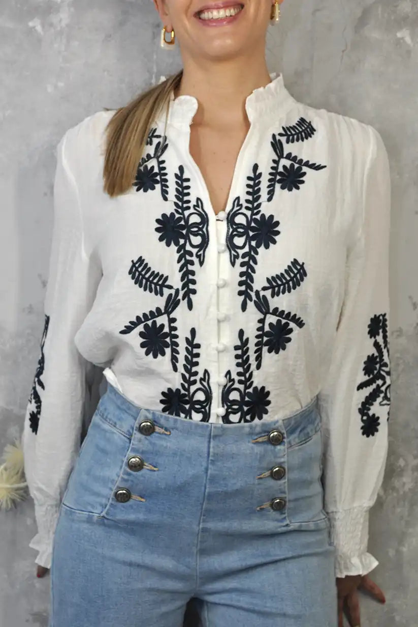 Camisa blanca con bordados azul marino y cuello mao - CHICA del Sur