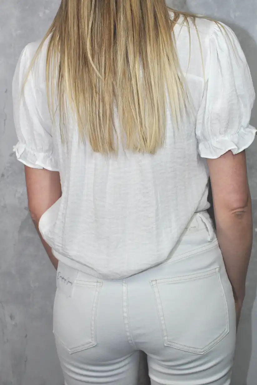 Camisa blanca con bordado azul marino – Estilo fresco y elegante - CHICA del Sur