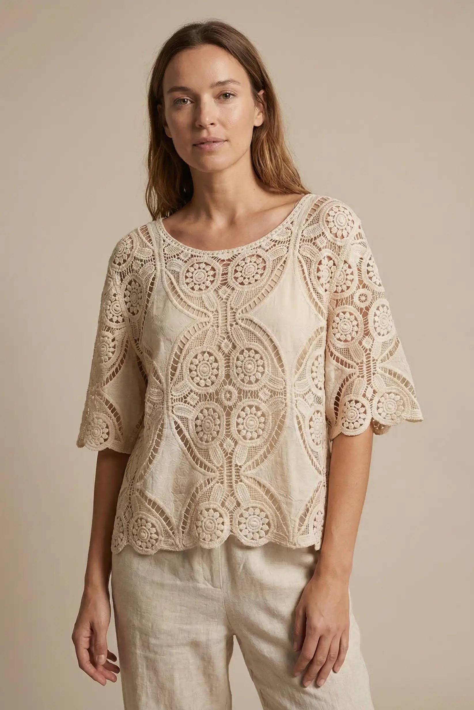 Camisa beige de mujer con bordados florales y manga corta, look casual primavera