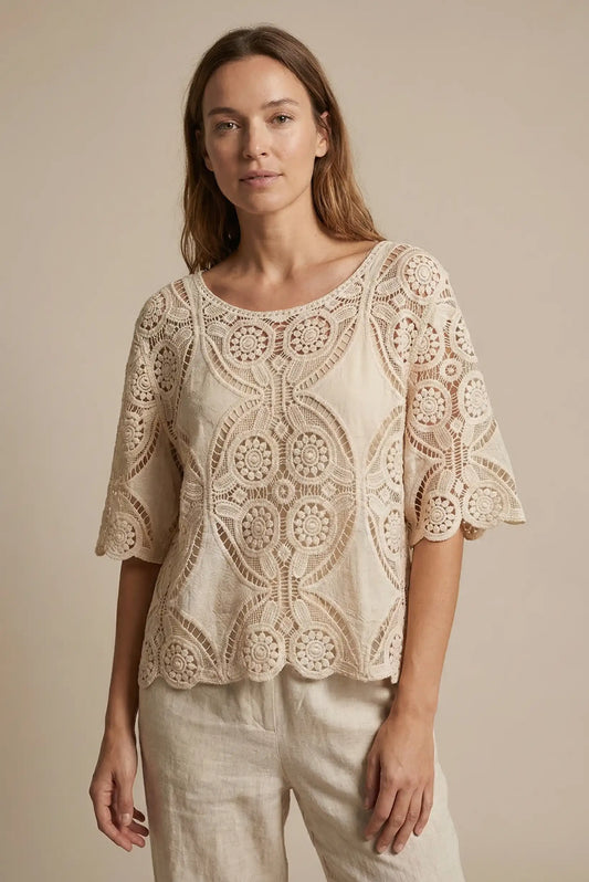 Camisa beige de mujer con bordados florales y manga corta, look casual primavera