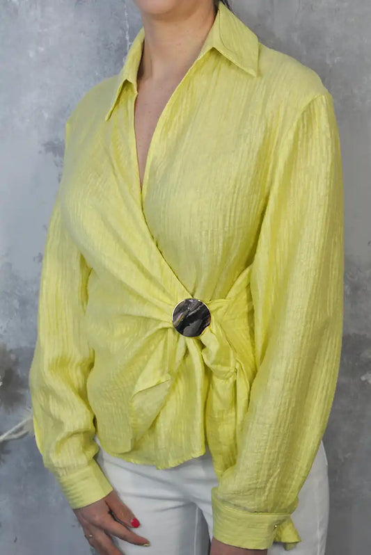 Camisa cruzada amarillo limón con manga larga y cierre con hebilla | Mujer primavera - CHICA del Sur