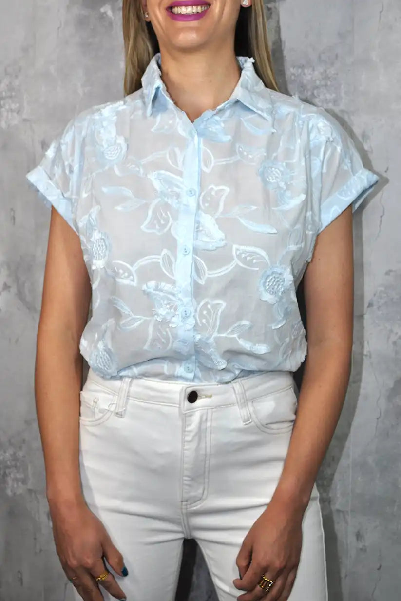 Camisa azul celeste bordada – Frescura con alma romántica - CHICA del Sur