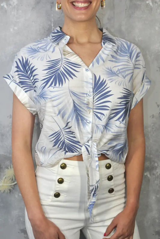 Camisa floral azul con nudo delantero y manga corta – estilo fresco y primaveral - CHICA del Sur