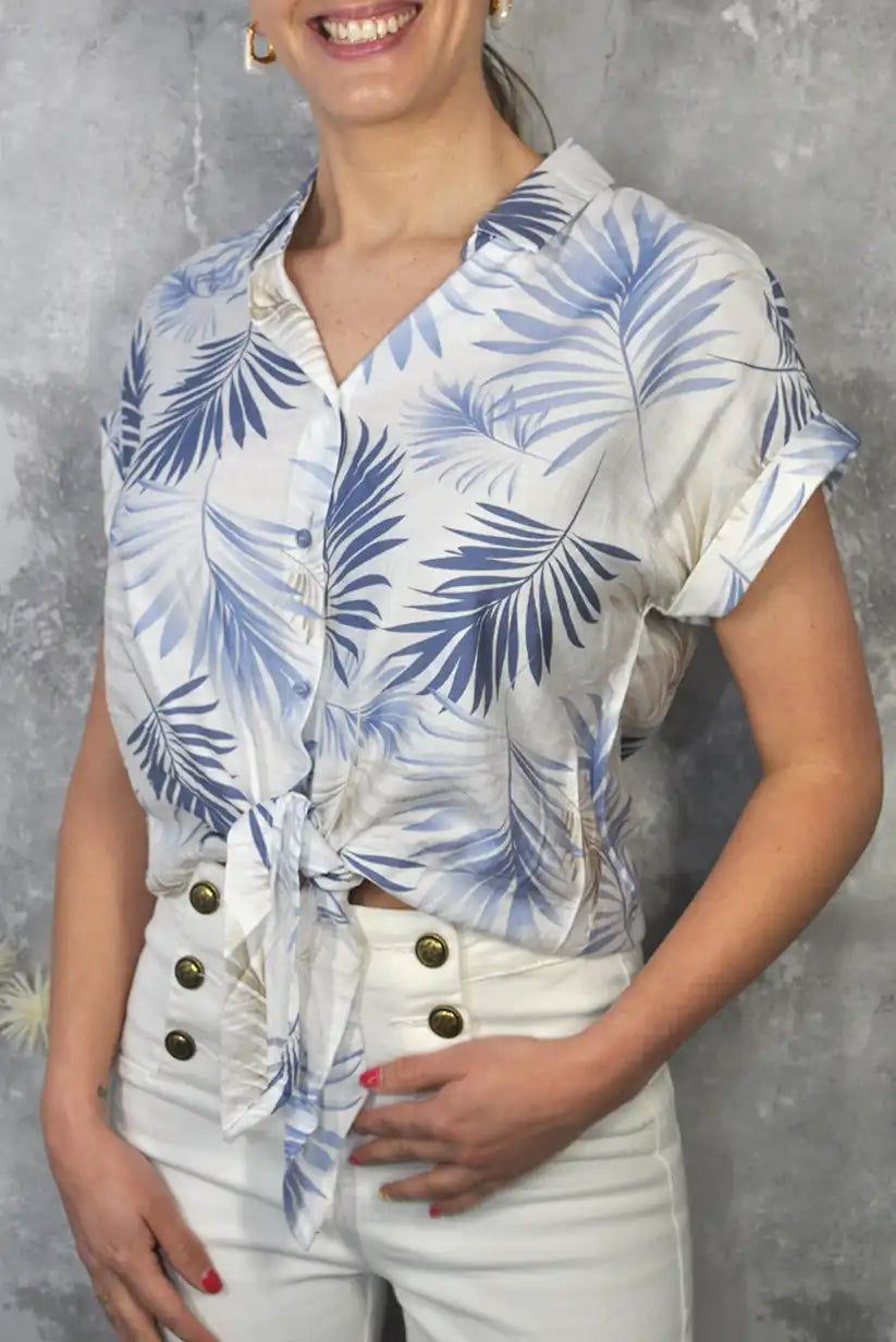 Camisa floral azul con nudo delantero y manga corta – estilo fresco y primaveral - CHICA del Sur