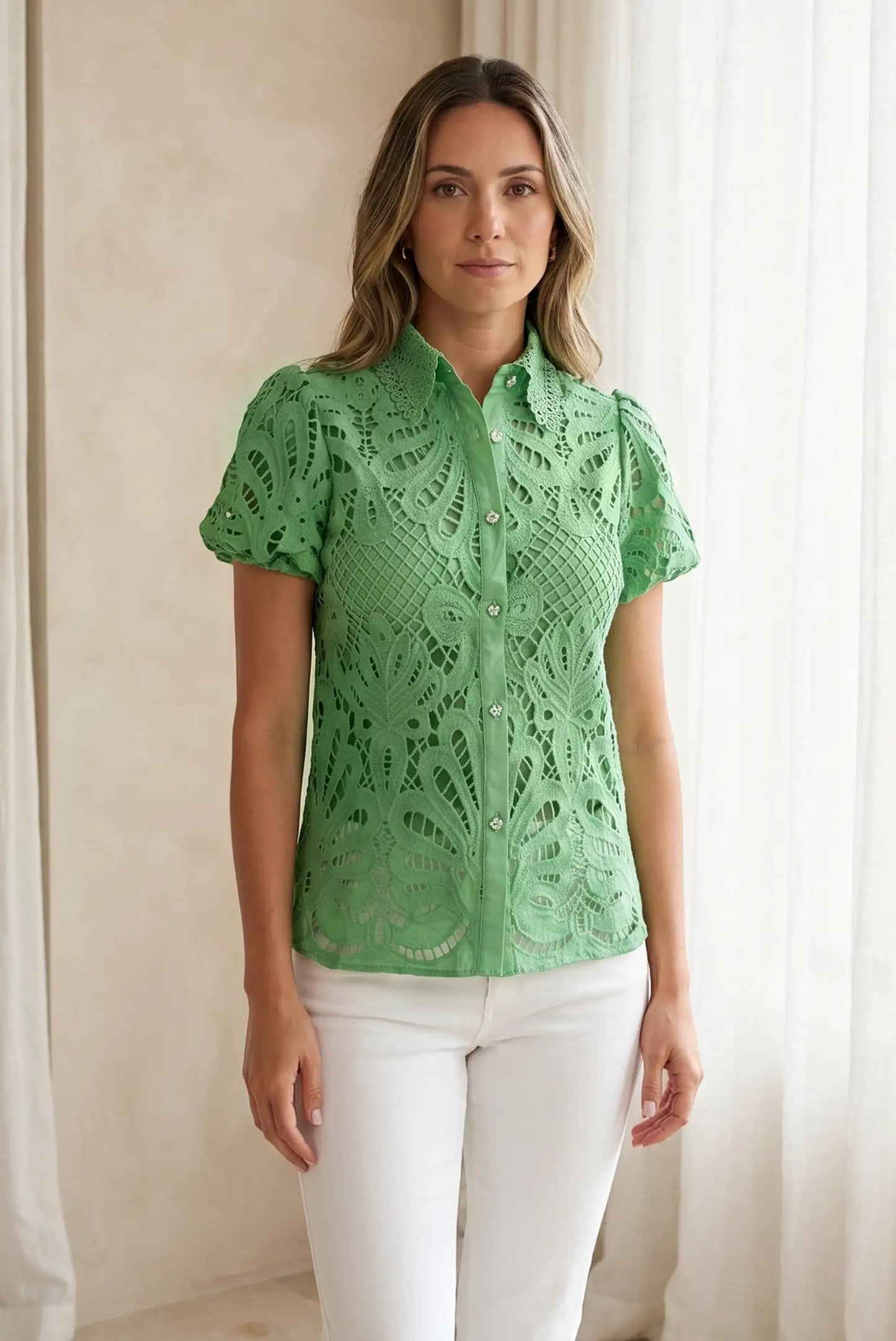 Blusa verde con encaje y mangas cortas, estilo casual femenino y elegante para looks diarios