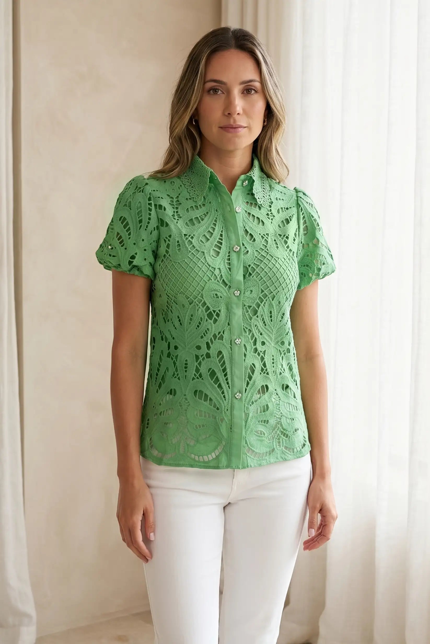 Blusa verde con encaje y mangas cortas, estilo casual femenino y elegante para looks diarios