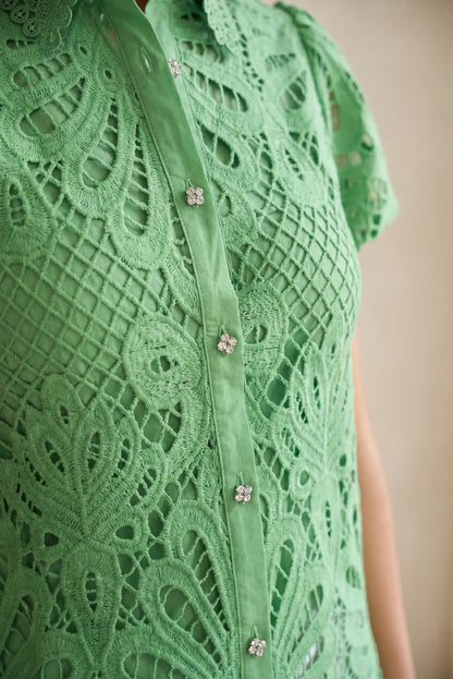 Vestido verde con encaje y botones florales, moda femenina casual y estilosa