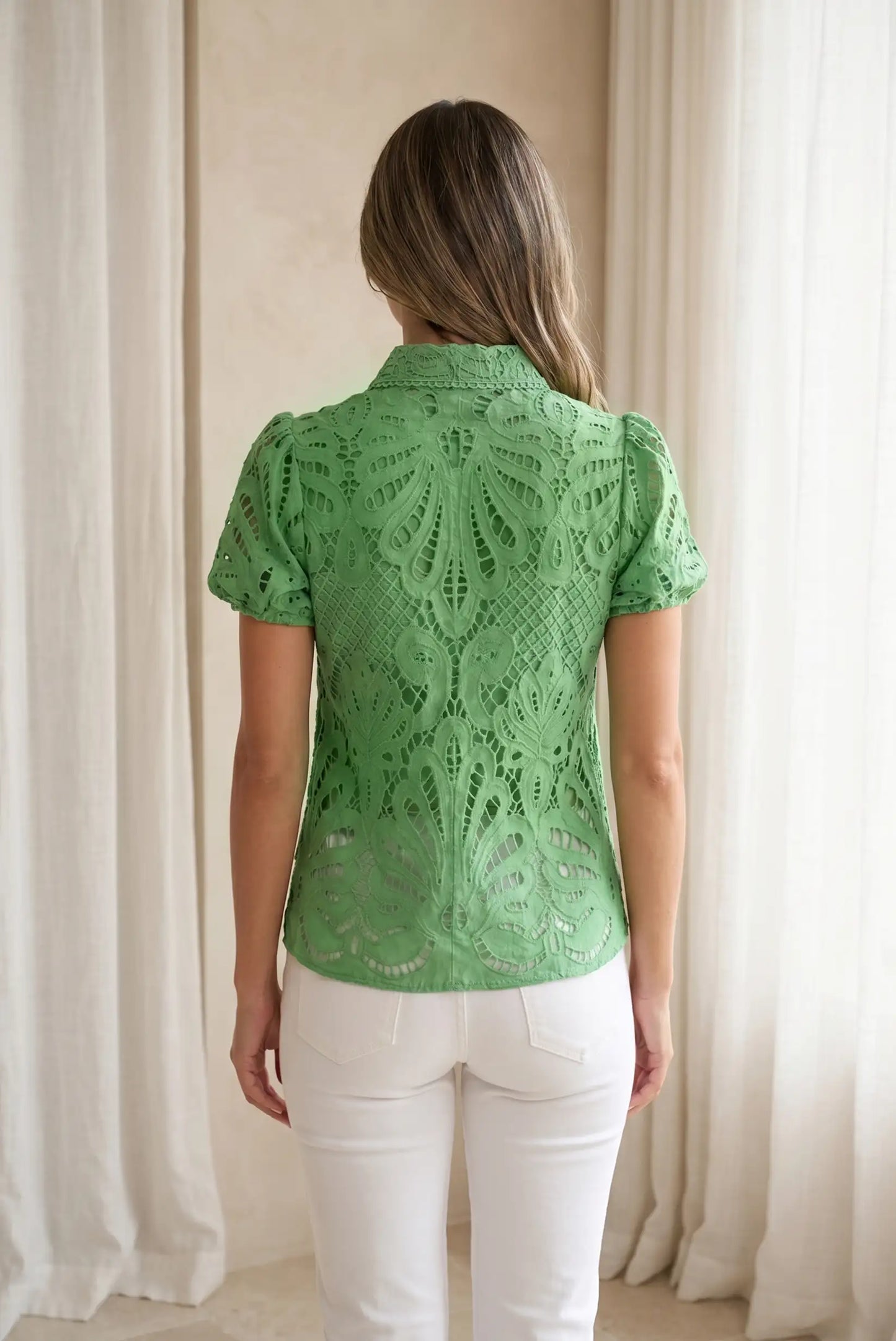 Blusa verde con encaje y mangas cortas, ideal para looks casuales y estilosos