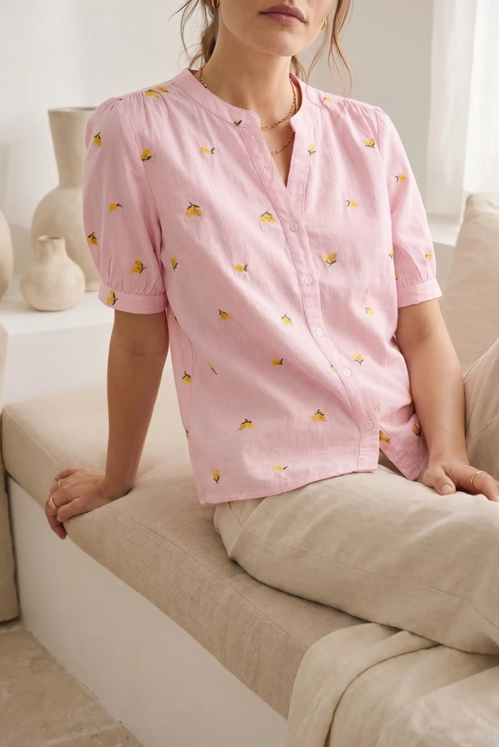 Camisa rosa de manga corta con limones bordados, estilo casual para mujer
