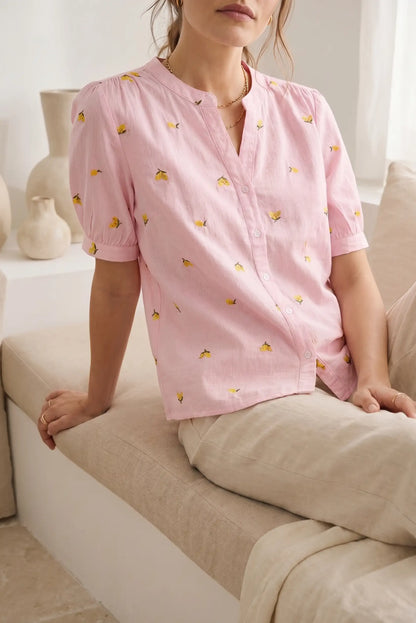 Camisa rosa de manga corta con limones bordados, estilo casual para mujer