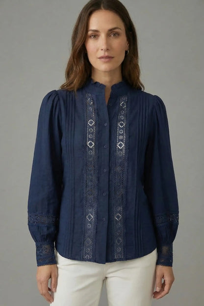 Camisa azul de manga larga con bordados geométricos y detalle calado, moda femenina casual.