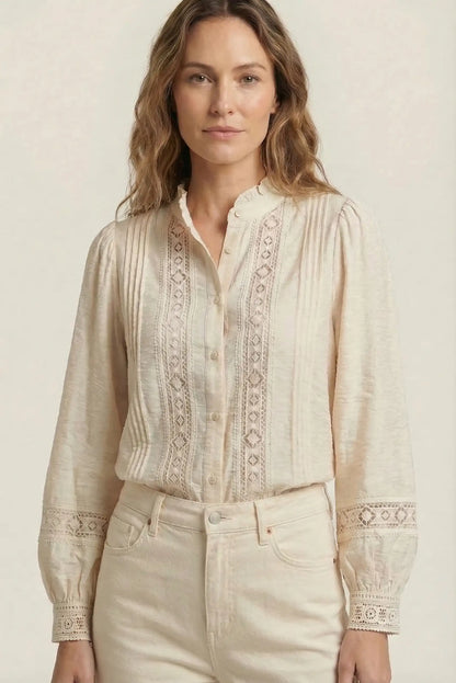 Camisa beige de manga larga con bordados y encaje, look casual femenino de primavera.